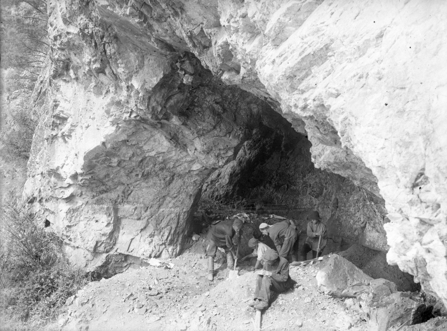 Раскопки пещеры на Бирюсе. 1927